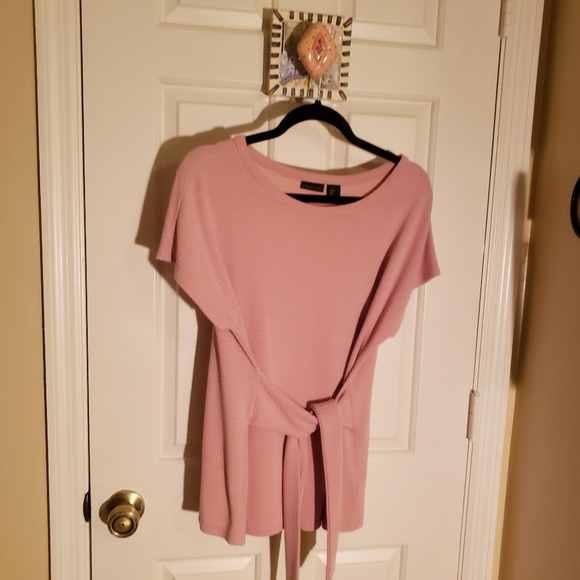 Tahari Tops - Woman's top.